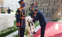 الرئيس السيسي يضع إكليلا من الزهور على النصب التذكاري لشهداء القوات المسلحة
