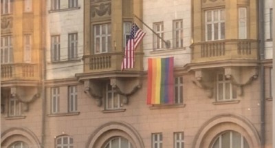 رفع علم المثلية الجنسية علي السفارة الأمريكية بموسكو