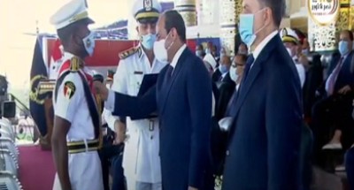 الرئيس السيسي يمنح أوائل “كلية الشرطة” أنواط الامتياز من الدرجة الثانية (فيديو)