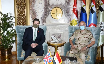 الفريق “محمد فريد” يلتقي وزير الدولة للقوات المسلحة البريطانية