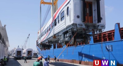 بالصور .. وزير النقل يعلن وصول دفعة جديدة من عربات السكك الحديدية