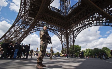 فرنسا ترفع حالة الطوارئ وتخلي منطقة برج «إيفل» لهذا السبب