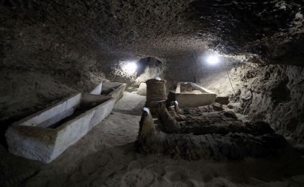 أخبار مصر | اكتشاف عشرات التوابيت ببئر سقارة الأثري (صور)