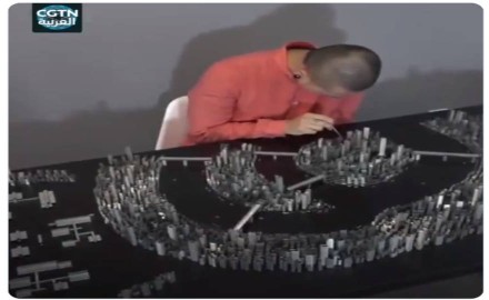 شاب صينى يبنى نموذجاً “مصغرا” لمدينته من الدبابيس