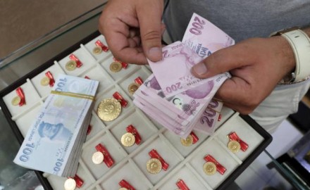 الليرة التركية تسجل قاعاً جديداً أمام الدولار