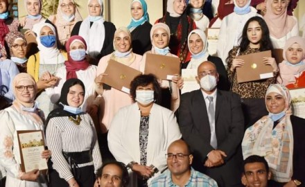 وزيرة الثقافة تُسلم شهادات تخريج الدفعة الأولى للدراسين بمبادرة “صنايعية مصر”