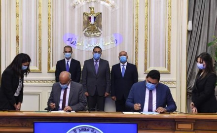 “رئيس الوزراء” يشهد اتفاقية تسوية بين الهيئة العامة للطرق والكباري والشركة المصرية للاتصالات