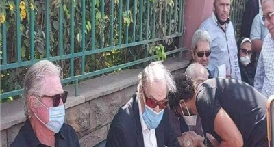 “خالد النبوي” يقبِّل يد الفنان «رشوان توفيق» في جنازة الراحل «محمود ياسين»