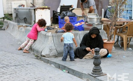 ضبط متسولة تستغل الأطفال في استعطاف المارة بالقاهرة