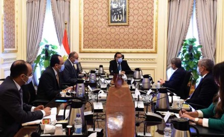 “رئيس الوزراء” يلتقي مسئولي مجموعة العربي