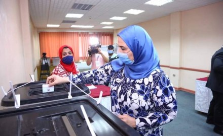 “وزيرة التضامن الاجتماعي” تدلى بصوتها فى انتخابات مجلس النواب