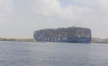 “قناة السويس” تشهد عبور السفينة “CMA CGM JACQUES SAADE” تعمل بالغاز الطبيعي