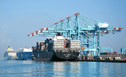 “ميناء الإسكندرية” يشهد نشاطا في حركة العمل في 24 ساعة الأخيرة