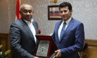 “وزير الرياضة” يتواصل هاتفيا مع “رئيس الكاف” للاطمئنان على صحته