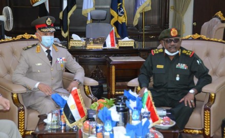 “رئيس الأركان” يلتقي “نظيره السوداني” لبحث أوجه التعاون العسكري