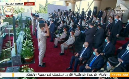 أخبار مصر | أوائل الخريجين يقدمون درع الكليات العسكرية للرئيس “السيسي” (فيديو)