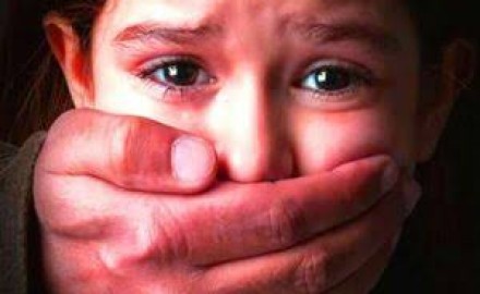 شاهد اغتصاب طفلة «8 سنوات» من 14 شخصا (فيديو)