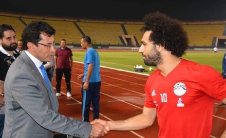 وزير الرياضة يتواصل هاتفيا مع «محمد صلاح» قبيل وصوله لمصر