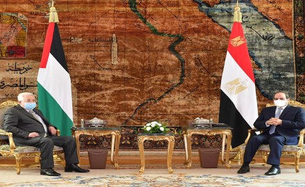 السيسي يستقبل الرئيس الفلسطيني في قصر الاتحادية