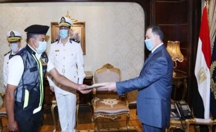 وزير الداخلية يكرم أمين شرطة لالتزامه بواجبه الوظيفي