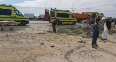 سيارات الإسعاف تنقل ضحايا ومصابين حادث انقلاب سيارة في المنيا