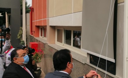 “وزير التعليم العالي” و”رئيس جامعة حلوان” يفتتحان أعمال تطوير كلية التجارة