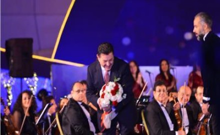 جمهور الموسيقى العربية يقدم بوكيه ورد ل«هاني شاكر»