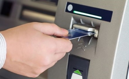 “الحكومة” تنفى إيقاف صرف معاش برنامج تكافل وكرامة بكارت الـ ATM