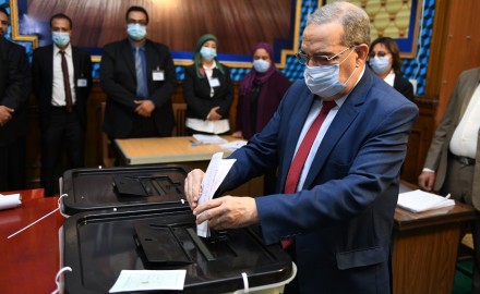 “وزير الدولة للإنتاج الحربي” يدلي بصوته في انتخابات مجلس النواب