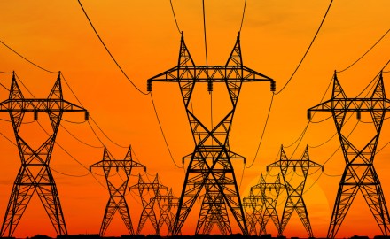 “الكهرباء”: 642 مليون جنيه لتطوير شبكات 52 قرية في سوهاج