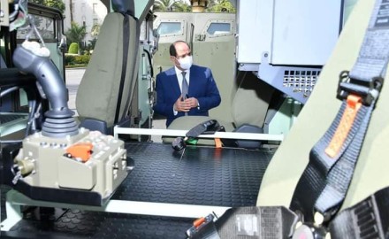 أخبار مصر | السيسي يتفقد نماذج مركبات متعددة الاستخدام لتطوير منظومة النقل العام