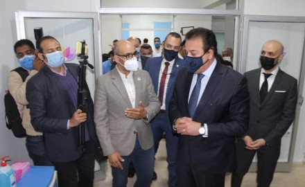 “وزير التعليم العالي” يفتتح دار العزل الصحي لمستشفى “سعاد كفافي”