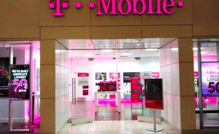 يصف الرئيس التنفيذي لشركة T-Mobile أحدث اختراق للبيانات بأنه “متواضع”، ويدعي أنه ملتزم بالأمن
