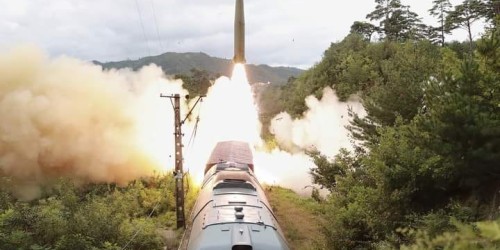 كوريا الديمقراطية: تستخدم نظاما جديدا لإطلاق الصواريخ من القطار