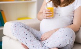 الليمون وجوز الهند أبرزها.. عصائر مهم تناولها للمرأة الحامل