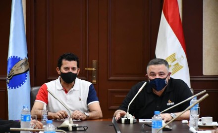 وزير الرياضة ومحافظ البحر الأحمر يناقشان إنشاء استاد للغردقة