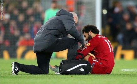 محمد صلاح يخرج مصابًا من مباراة ليفربول وبرايتون