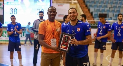 أحمد هشام يفوز بجائزة افضل لاعب لكرة اليد في مبارة الأهلي وفاب الكاميروني