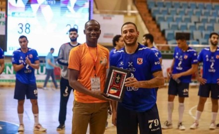 أحمد هشام يفوز بجائزة افضل لاعب لكرة اليد في مبارة الأهلي وفاب الكاميروني
