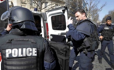اندلعت أعمال عنف في باريس مع قيام الآلاف من متظاهري عيد العمال بزيادة الضغط على ماكرون