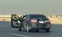 على طريقة سائق طريق السويس.. شابان يفتحان أبواب سيارتهما بشوارع مصر الجديدة والشرطة تبحث عنهم