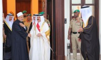 ملك البحرين يستقبل شيخ الأزهر فى مطار قاعدة الصخير الجوية