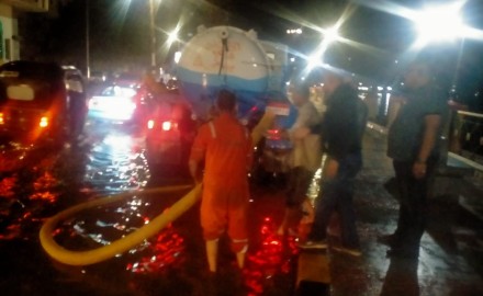 رئيس مركز ميت غمر بالدقهلية يتابع أعمال شفط تجمعات مياه الأمطار بكافة شوارع
