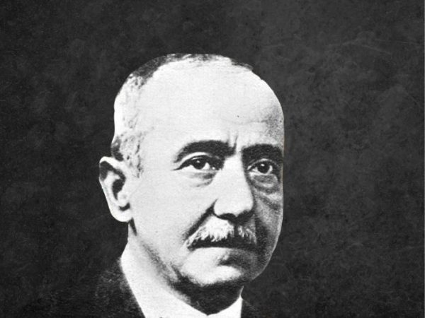 محطات في حياة أحمد شوقي أمير الشعراء