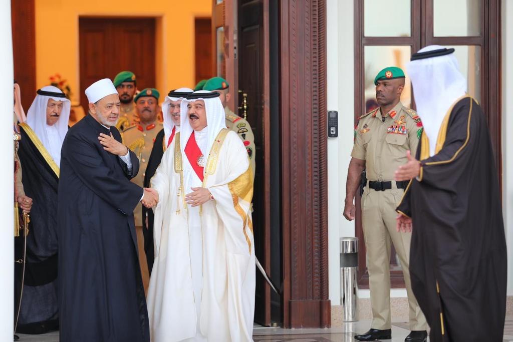 ملك البحرين يستقبل شيخ الأزهر فى مطار قاعدة الصخير الجوية
